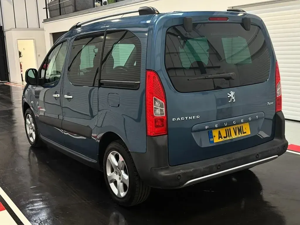 Used Peugeot Partner Tepee Outdoor 92 HP (67 kW) 2011 Blue MPV