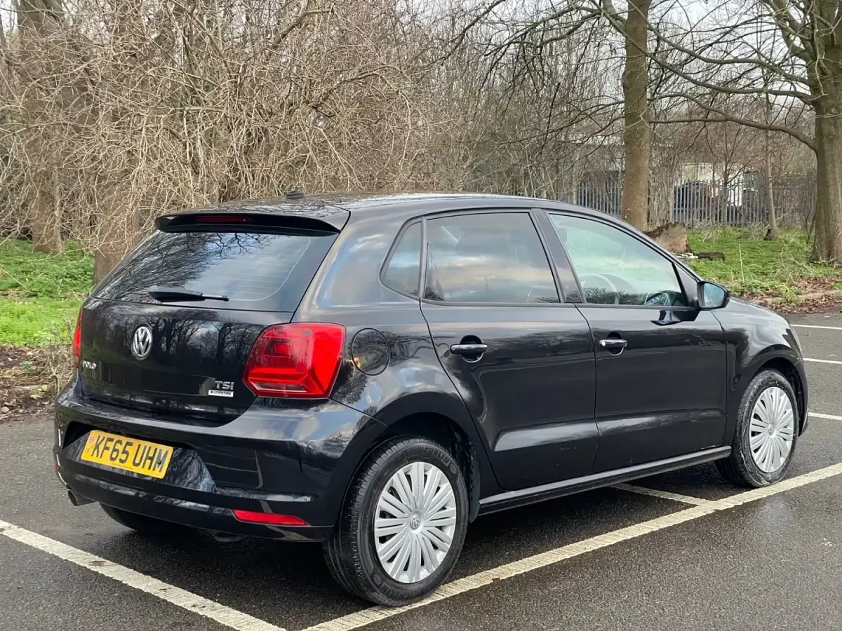 Begagnad VW Polo 2016 Svart Halvkombi