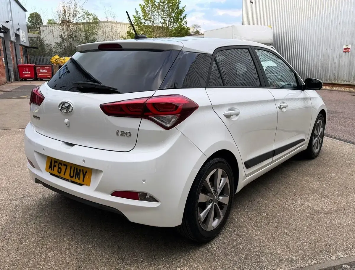 Used Hyundai i20 Premium 84 HP (61 kW) 2017 White Hatchback
