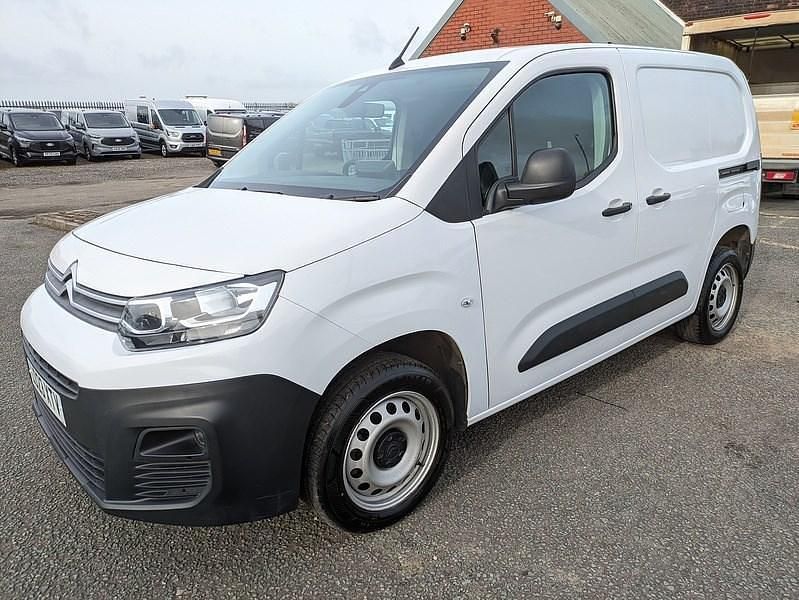 Used Citroën Berlingo 130 HP (95 kW) 2023 White MPV