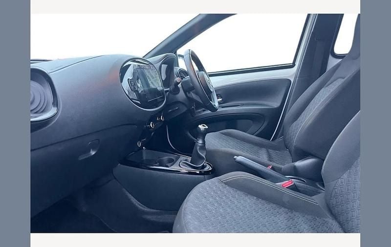 Used Toyota Aygo X 72 HP (52 kW) 2024 White SUV