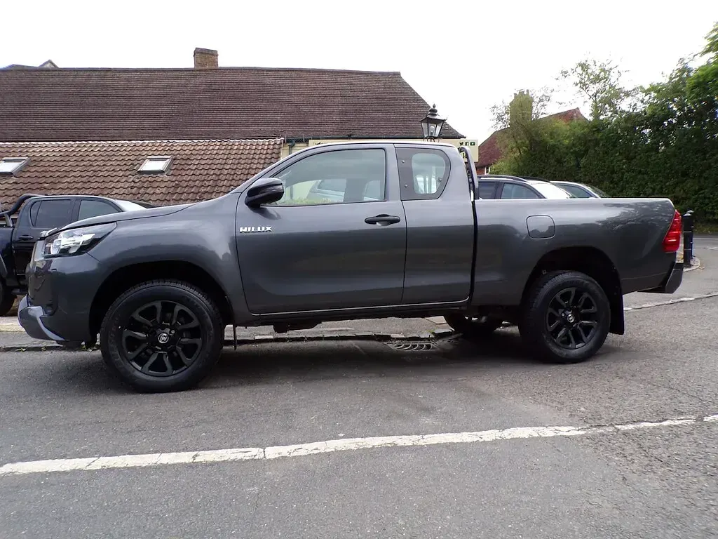 Used Toyota HiLux Active 150 HP (110 kW) 2021 Grey Pickup