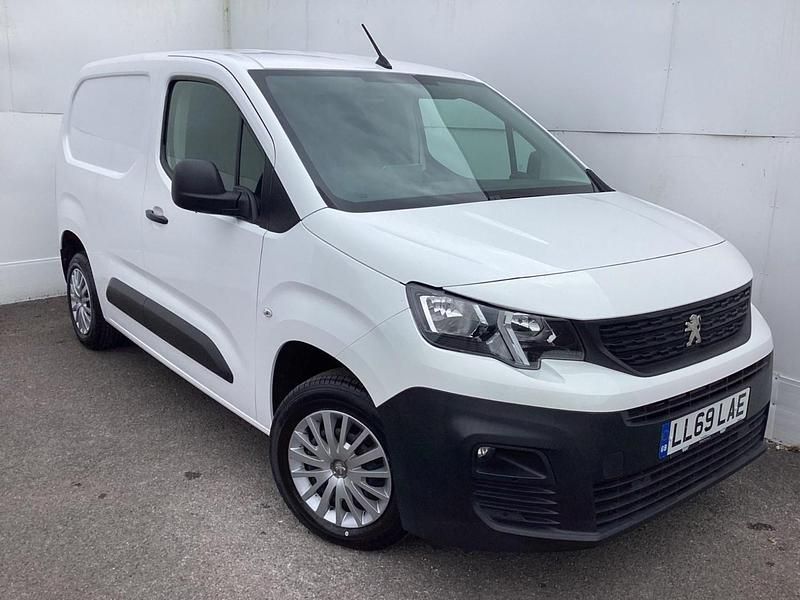 White Used 2020 Peugeot Partner MPV | £6,590 (Good price) - Image 1/4