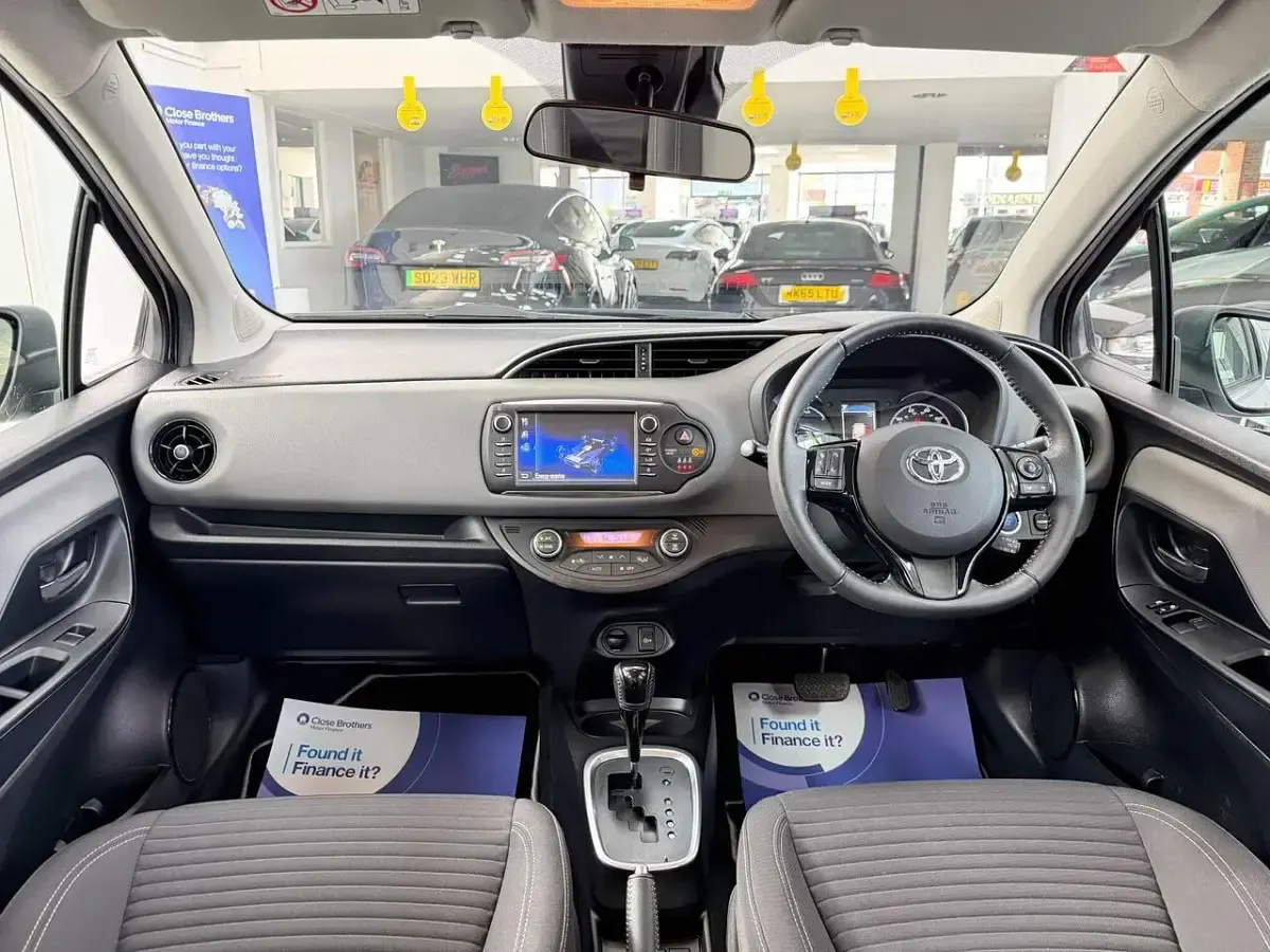 Used Toyota Yaris 100 HP (73 kW) 2017 Silver Hatchback