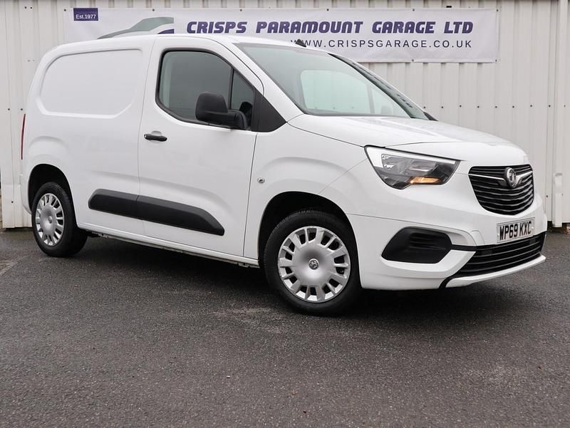 Used Vauxhall Combo Sportive 100 HP (73 kW) 2019 White Van