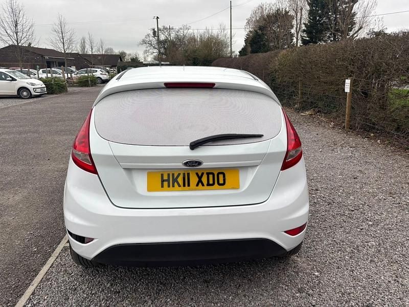 Used Ford Fiesta 70 HP (51 kW) 2011 White Hatchback