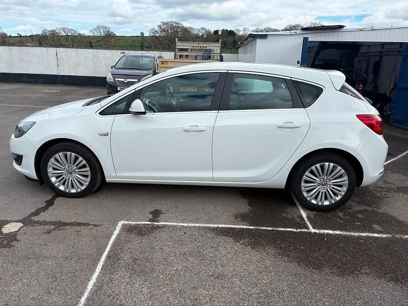 Used Vauxhall Astra Excite 200 HP (147 kW) 2016 White Hatchback