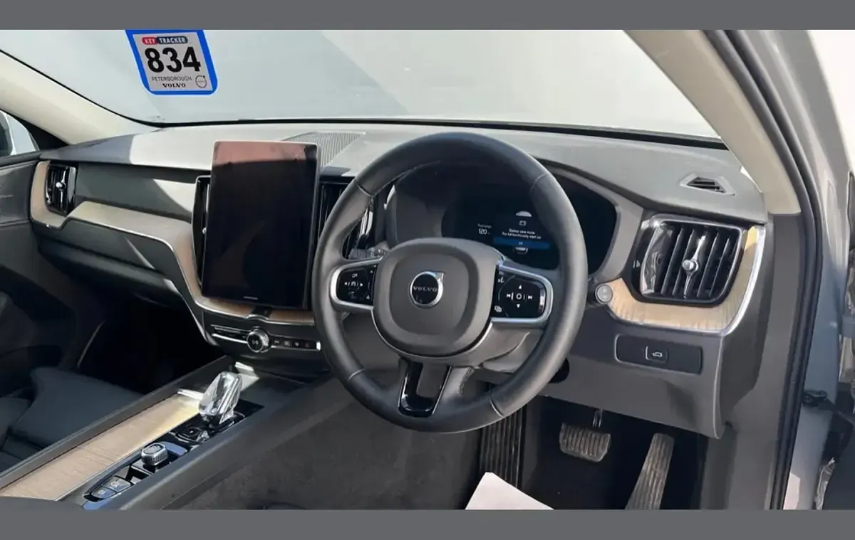 Used Volvo XC60 Plus 247 HP (181 kW) 2025 Grey SUV
