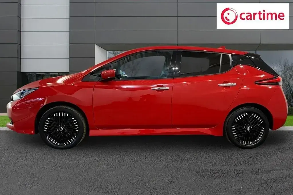 Begagnad Nissan Leaf Tekna 160 kW (218 HK) 2022 Röd Halvkombi