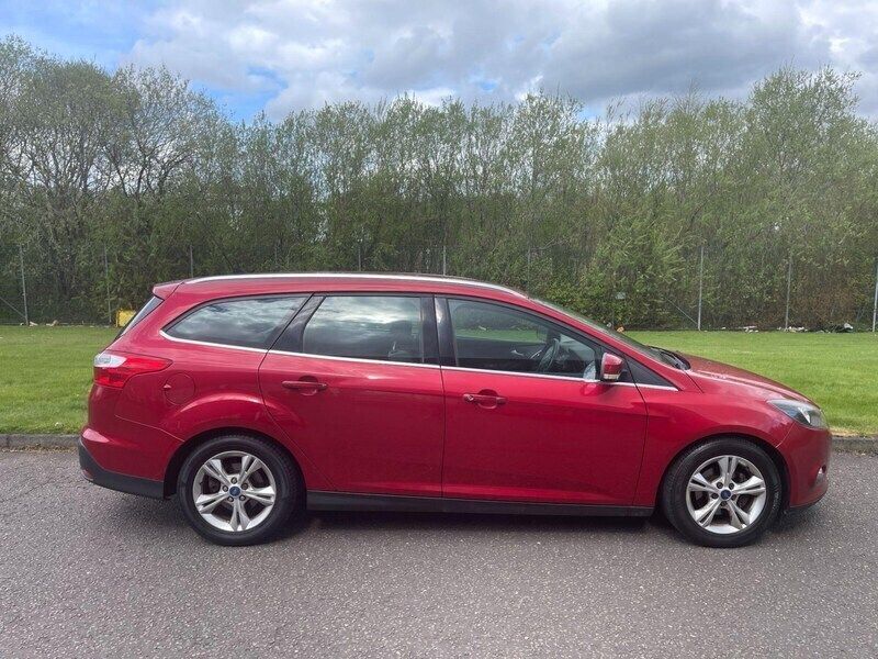 Red Used 2011 Ford Focus Zetec Estate | £3,000 (Good price) - Image 1/2