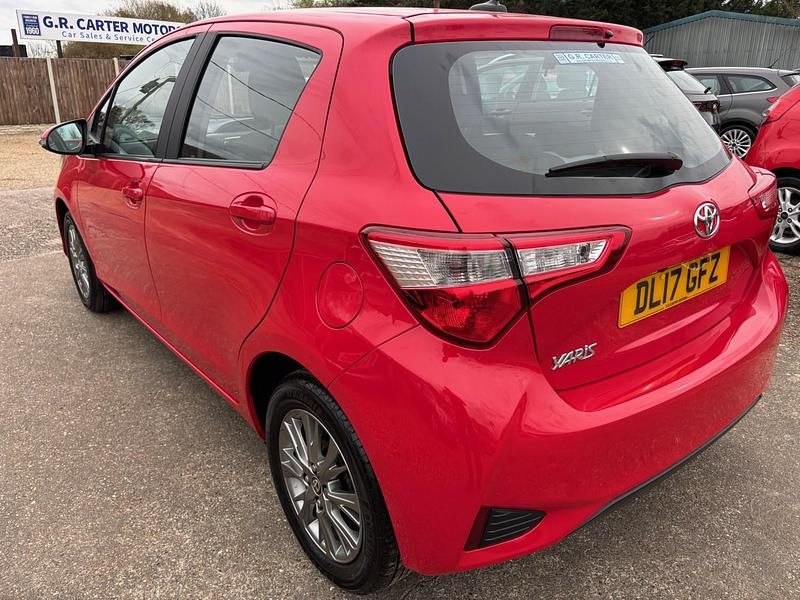 Begagnad Toyota Yaris 69 HK (50 kW) 2017 Röd Halvkombi