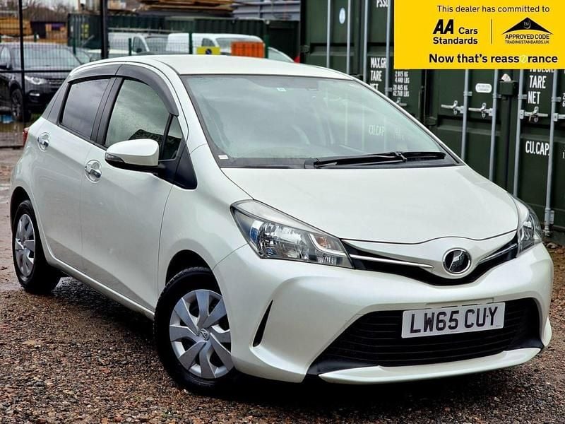 Used Toyota Yaris Multidrive S 99 HP (72 kW) 2015 White Hatchback