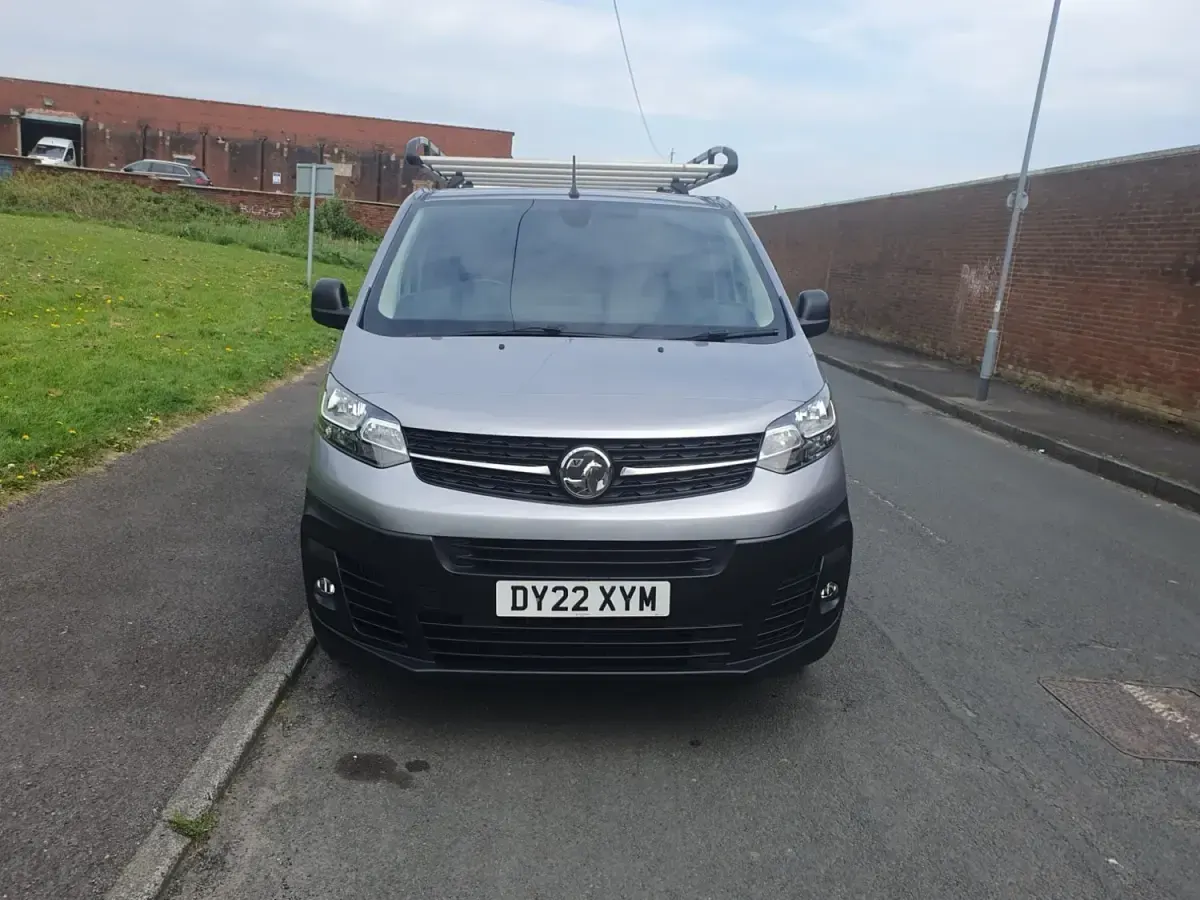 Używany Vauxhall Vivaro 145 KM (106 kW) 2022 Szary Minivan