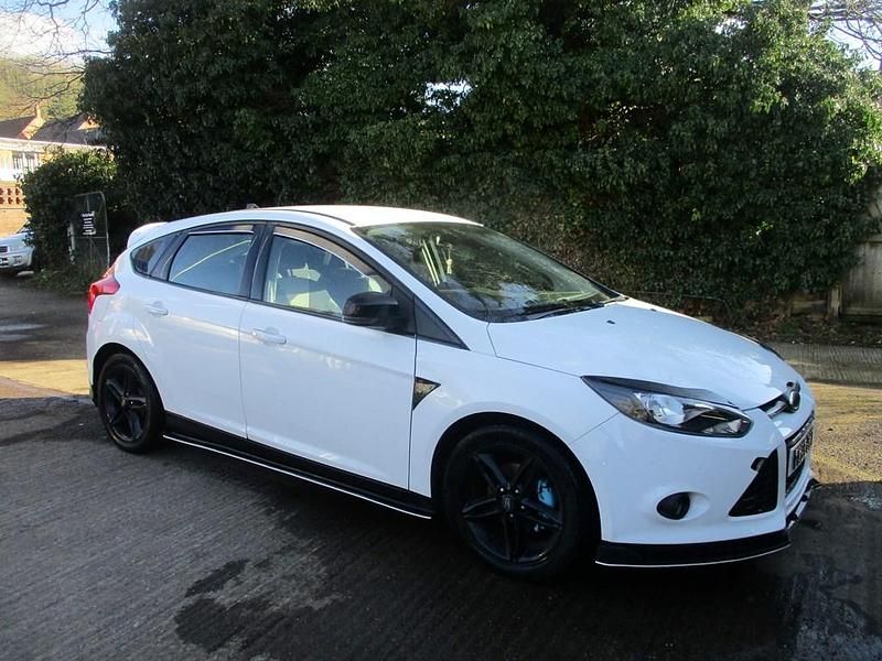 Used Ford Focus Zetec 99 HP (72 kW) 2013 White Hatchback