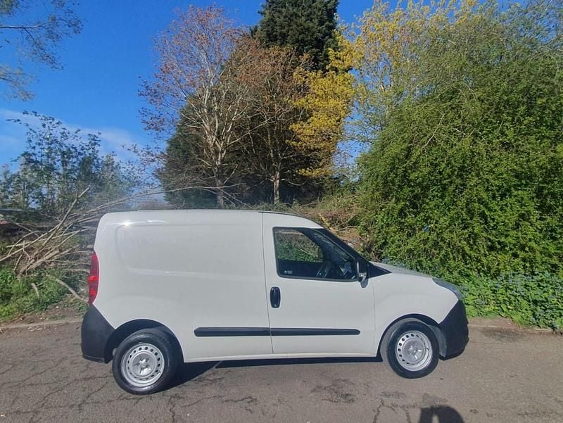 Second-hand Vauxhall Combo 95 CP (69 kW) 2017 Alb Monovolum
