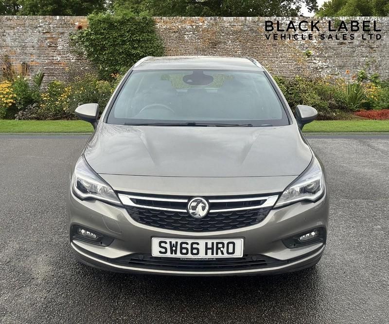Used Vauxhall Astra SRi 150 HP (110 kW) 2017 Grey Estate