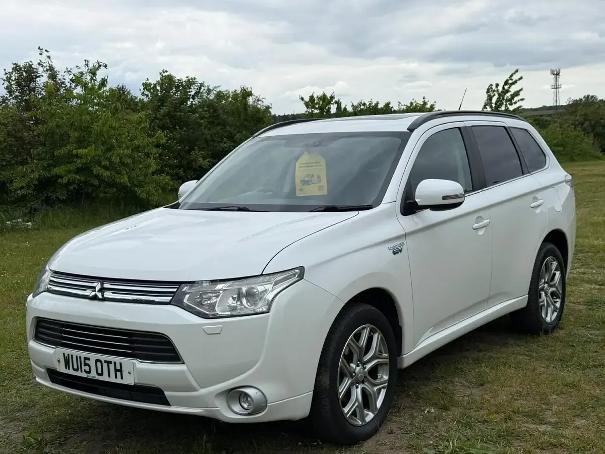 Used Mitsubishi Outlander P-HEV 200 HP (147 kW) 2015 White SUV