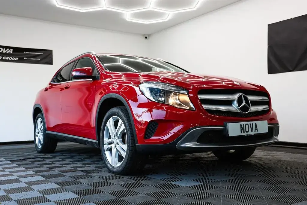 Used Mercedes GLA200 Executive 156 HP (114 kW) 2017 Red SUV