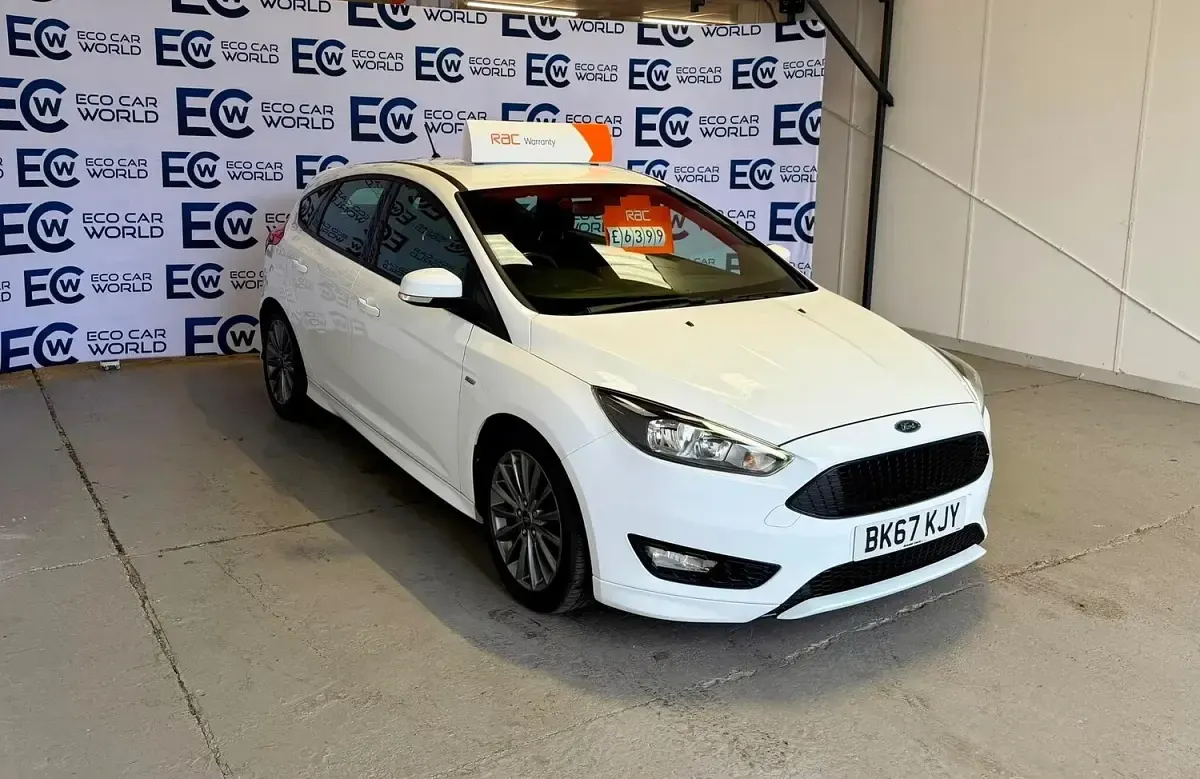 Used Ford Focus ST-Line 125 HP (91 kW) 2017 White Hatchback