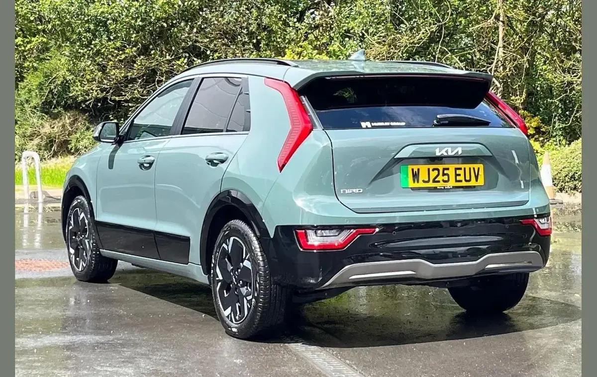 Begagnad Kia e-Niro 150 kW (204 HK) 2025 Grön SUV