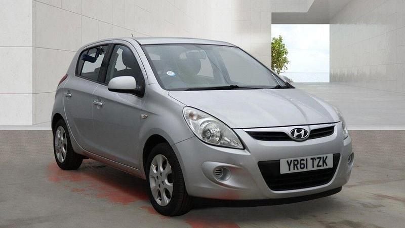Used Hyundai i20 Comfort 77 HP (56 kW) 2011 Silver Hatchback