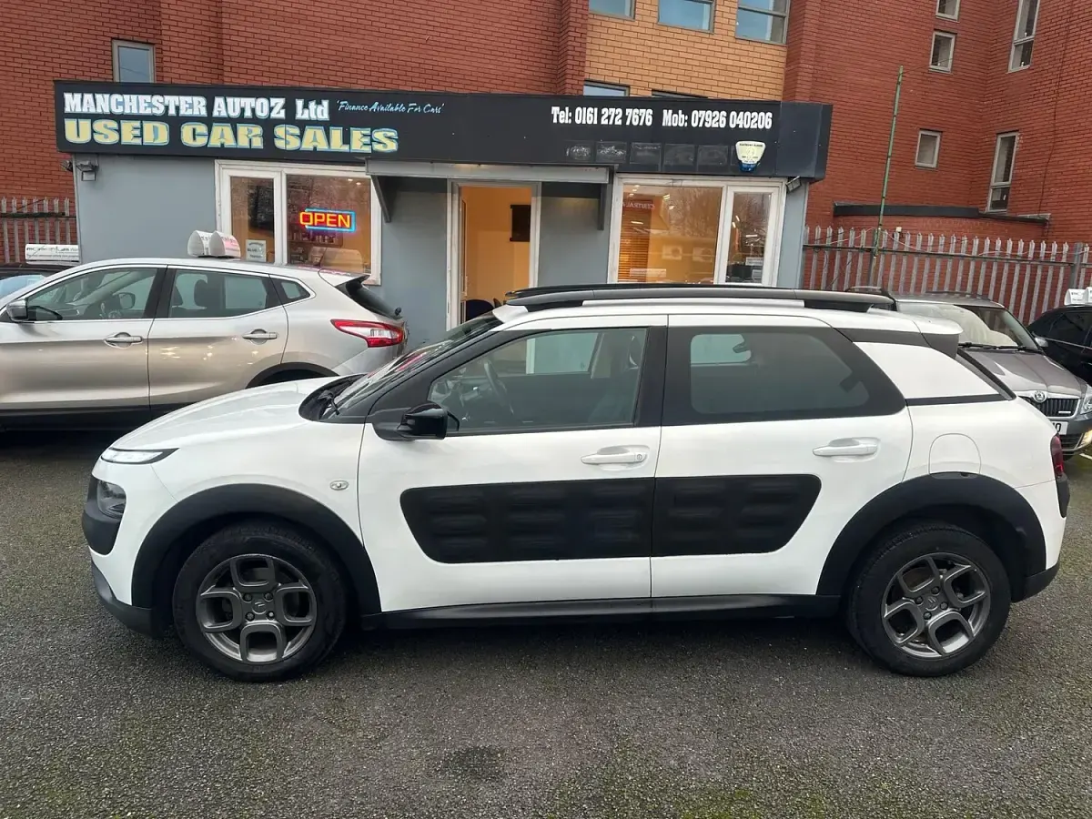 Used Citroën C4 Cactus Feel 100 HP (73 kW) 2015 White Hatchback