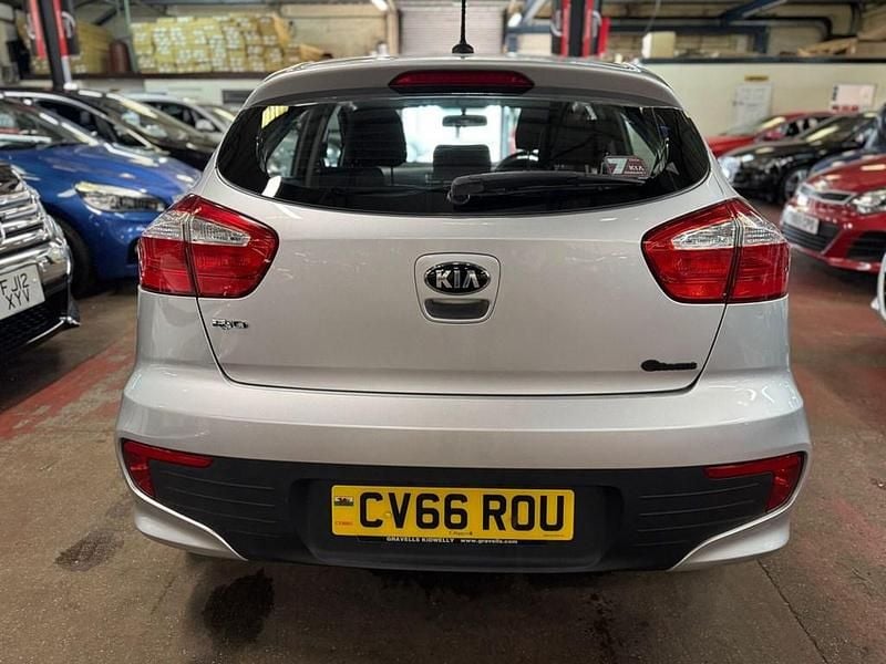 Usado Kia Rio Air 2016 Plateado Utilitario