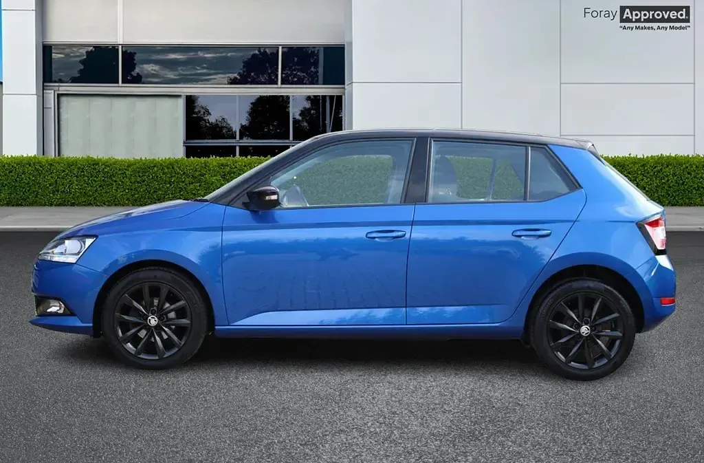 Begagnad Skoda Fabia Colour Edition 2021 Blå Halvkombi
