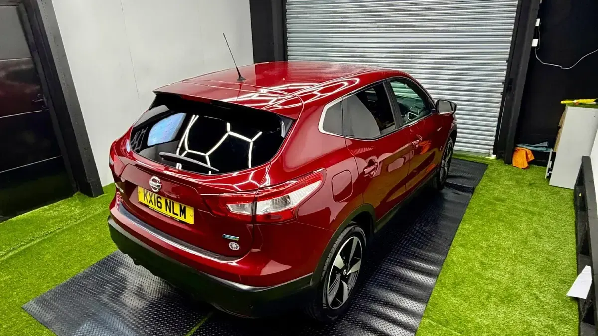 Used Nissan Qashqai N-Connecta 110 HP (80 kW) 2016 Red SUV