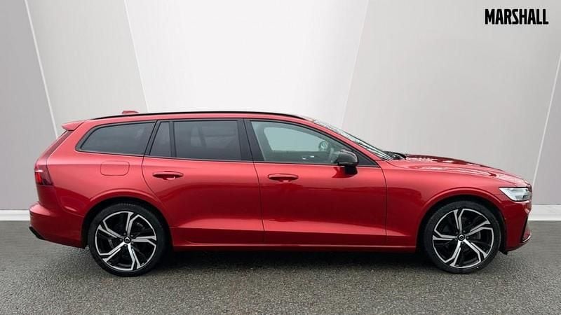 Usado Volvo V60 Plus 197 HP (144 kW) 2025 Vermelho Carrinha