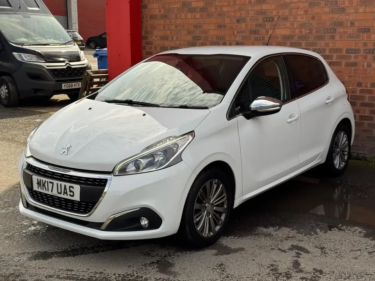 Used Peugeot 208 Allure 2017 White Hatchback