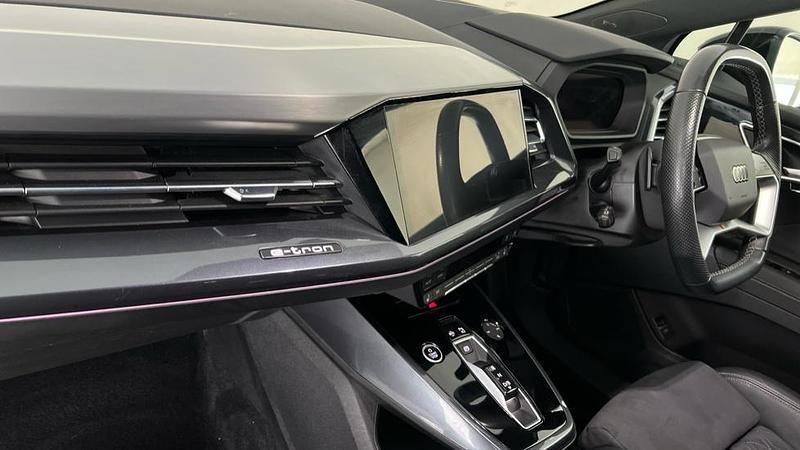 Used Audi Q4 e-tron Black Edition 150 kW (204 HP) 2023 White SUV