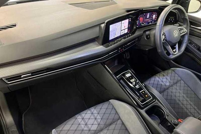 Second-hand VW Golf VIII Black Edition 150 CP (110 kW) 2024 Negru Hatchback