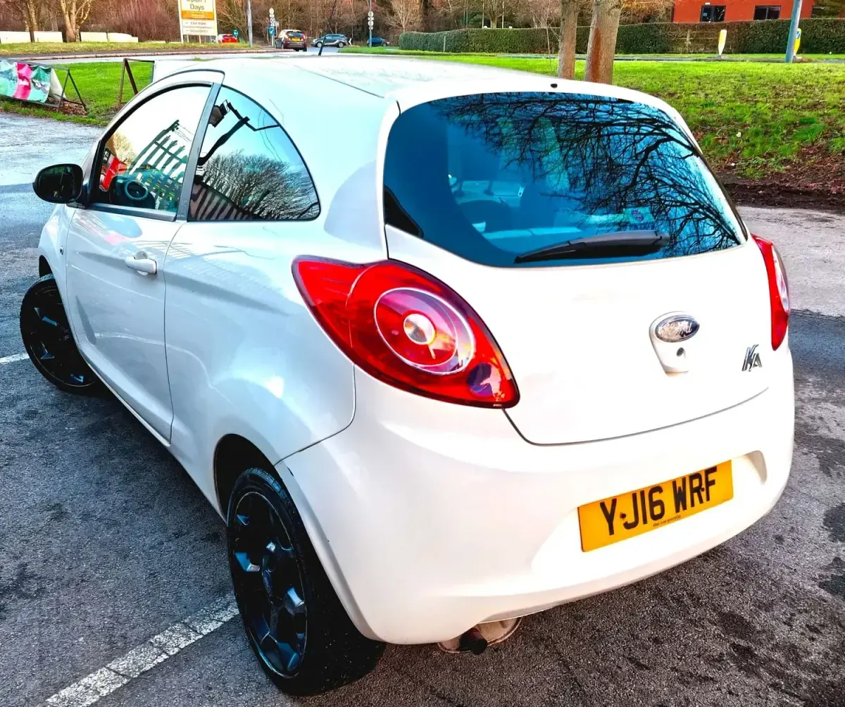 Used Ford Ka Zetec 69 HP (50 kW) 2016 White Hatchback