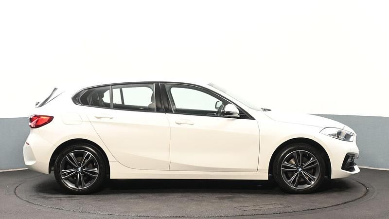 Used BMW 118 Sport Line 134 HP (98 kW) 2023 White Hatchback