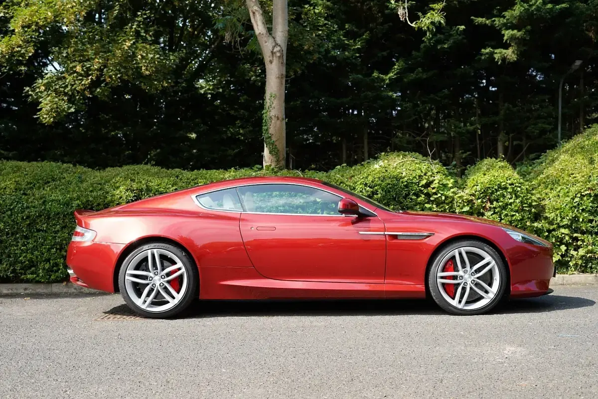 Used Aston Martin DB9 510 HP (375 kW) 2015 Red Coupe