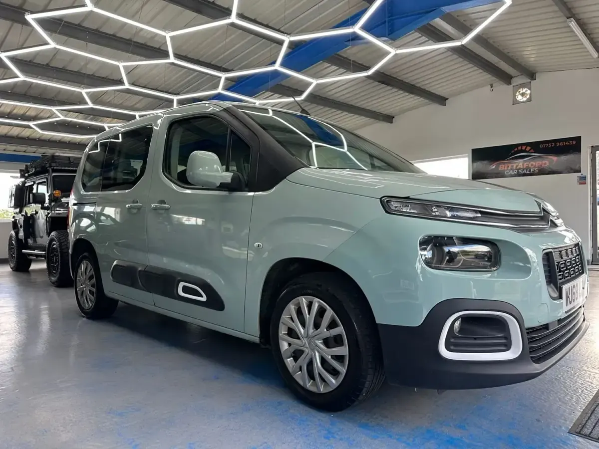 Begagnad Citroën Berlingo Feel 2018 Grön Minibuss