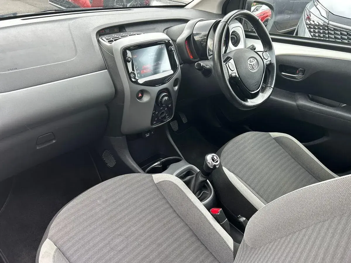 Used Toyota Aygo X-play 71 HP (52 kW) 2020 White Hatchback