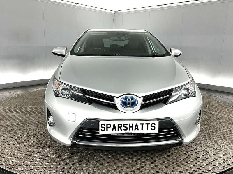 Used Toyota Auris Hybrid 136 HP (100 kW) 2013 Silver Hatchback