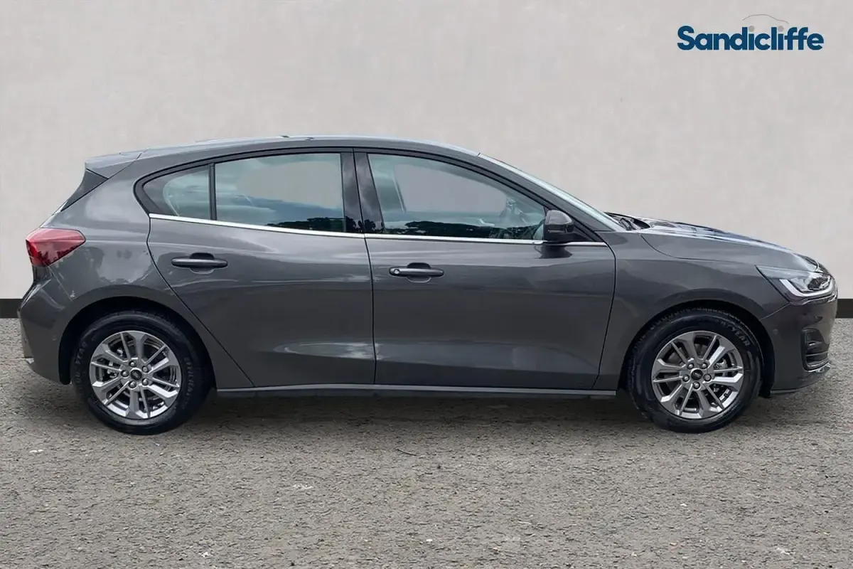 Used Ford Focus Titanium 155 HP (114 kW) 2023 Magnetic (exclusive colour) Hatchback