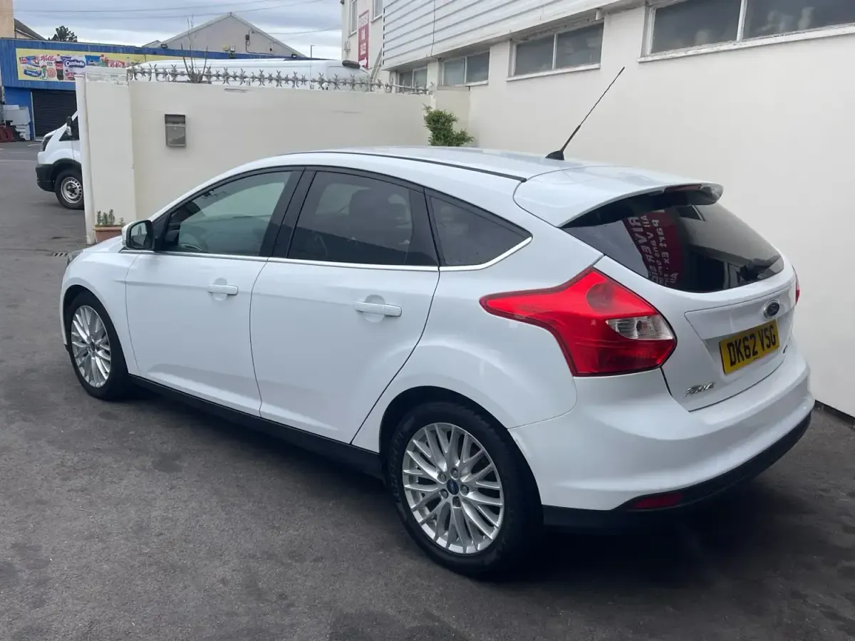 Używany Ford Focus Zetec 115 KM (84 kW) 2012 Biały Hatchback