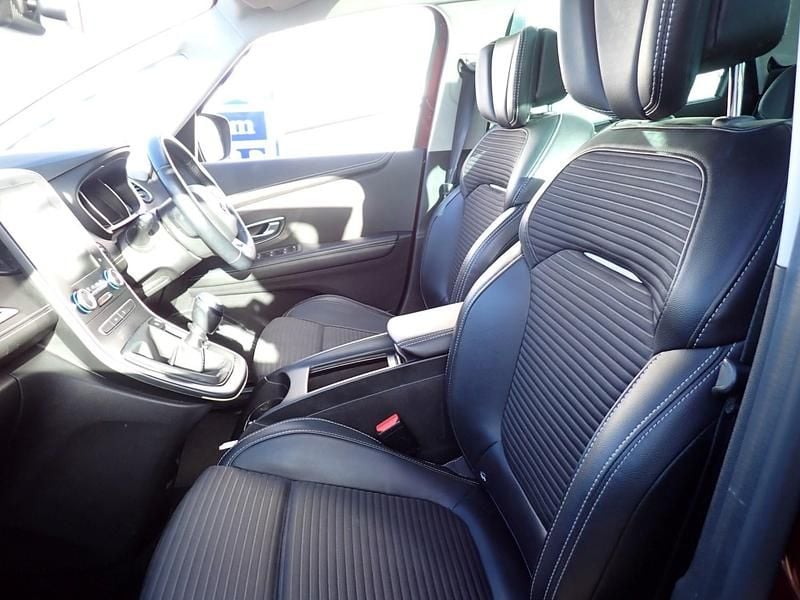 Used Renault Scénic IV Dynamique 130 HP (95 kW) 2017 Red MPV