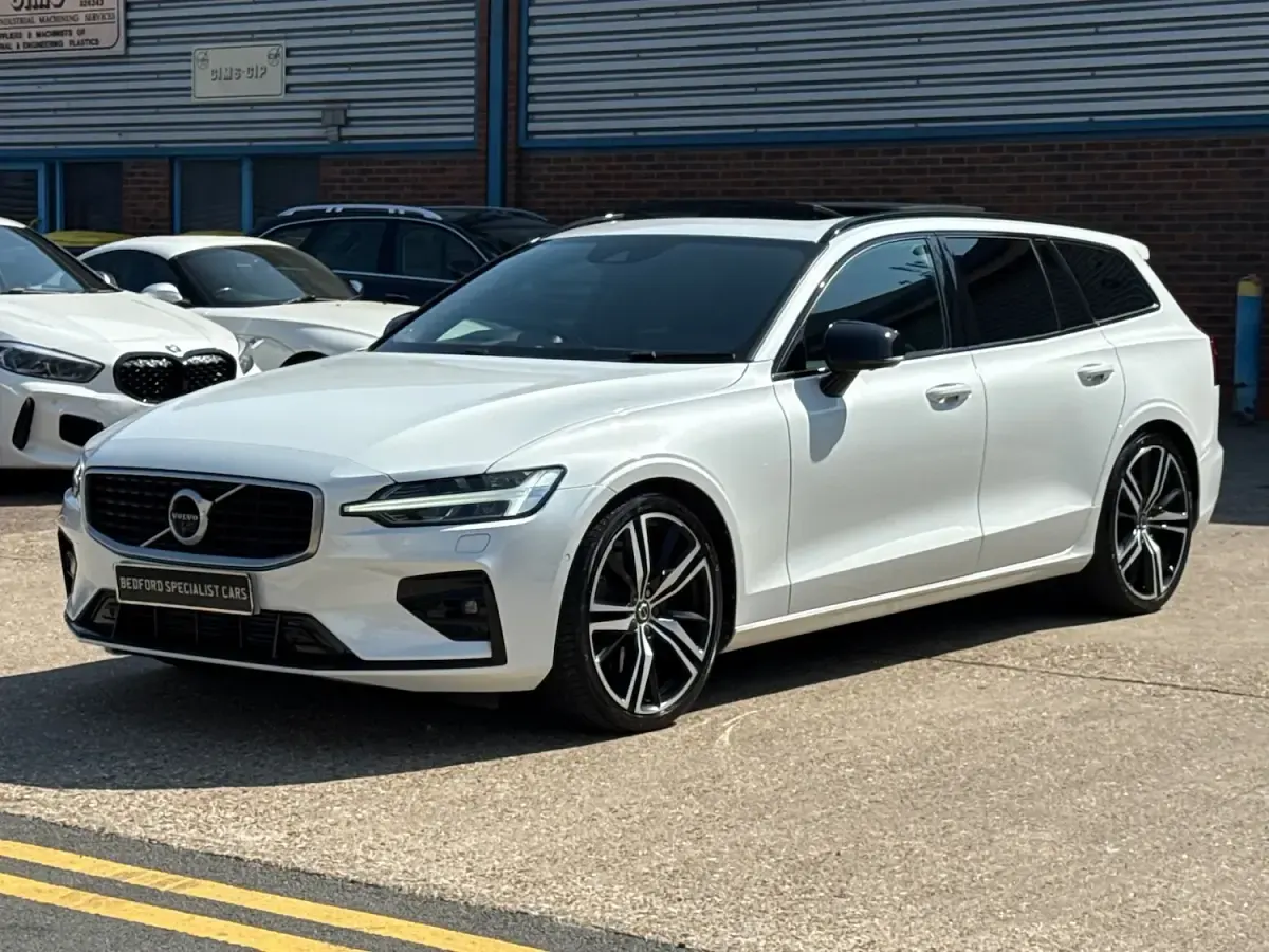 Used Volvo V60 R-Design Pro 247 HP (181 kW) 2019 White Estate