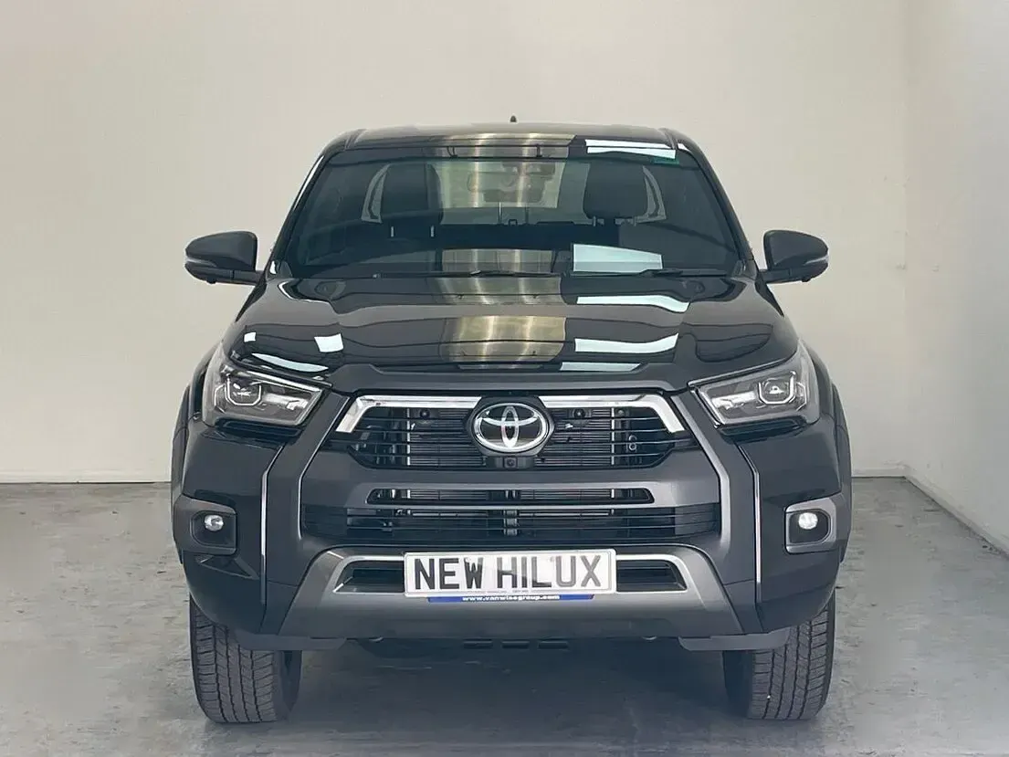 New Toyota HiLux 204 HP (150 kW) 2025 Black Pickup