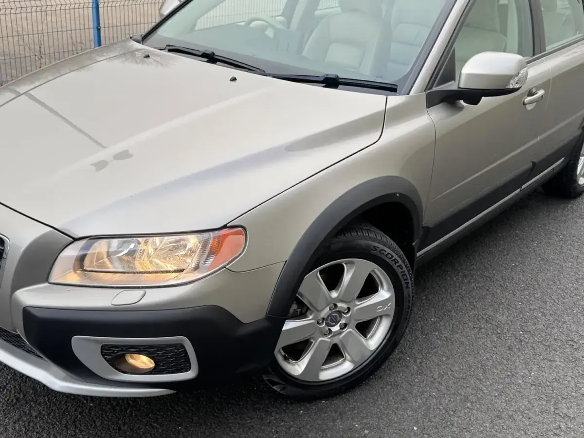 Usado Volvo XC70 SE 2008 Dourado Carrinha