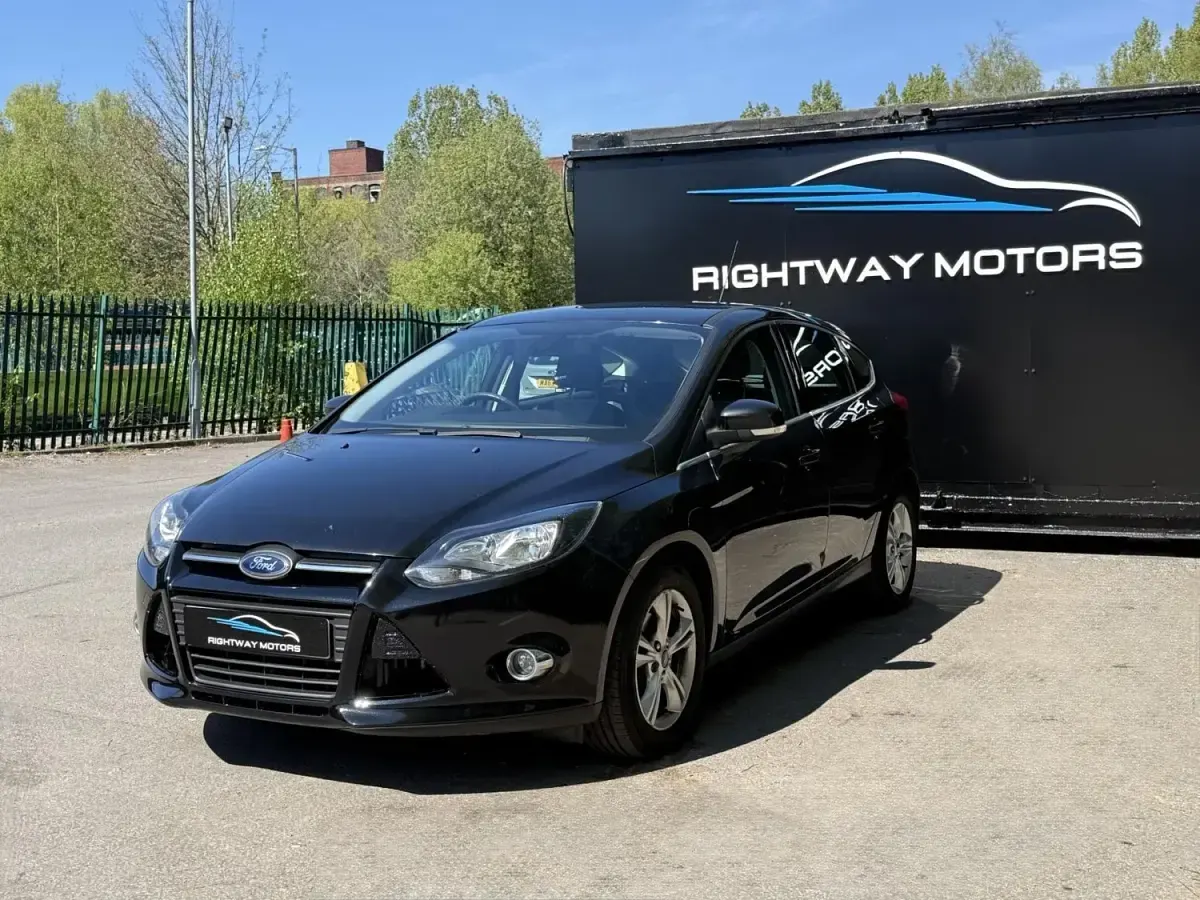 Usado Ford Focus Zetec 105 HP (77 kW) 2014 Preto Citadino