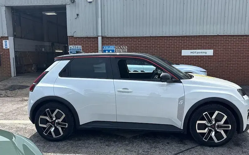 Used Renault 5 E-Tech Komfort 110 kW (150 HP) 2025 Hatchback