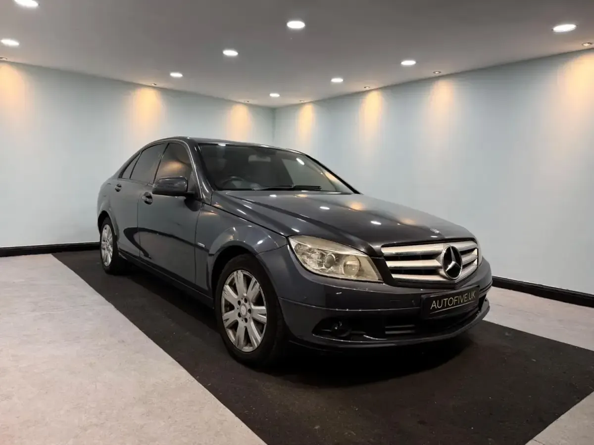 Usado Mercedes C180 Executive 156 HP (114 kW) 2010 Cinzento Sedan