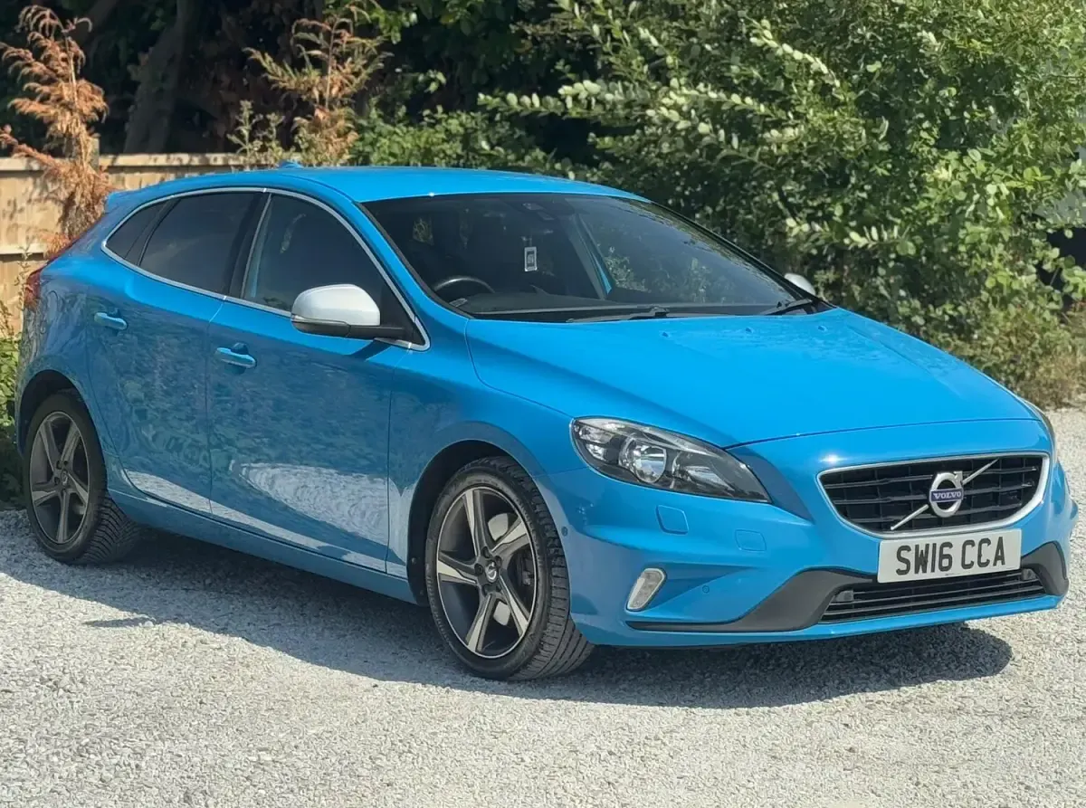 Used Volvo V40 R-Design 150 HP (110 kW) 2016 Blue Hatchback
