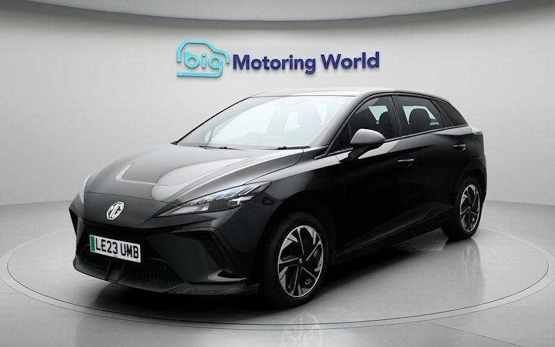 Begagnad MG MG4 EV SE 150 kW (204 HK) 2024 Halvkombi